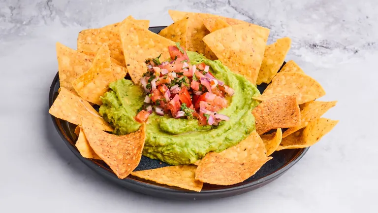 Maischips & Guacamole